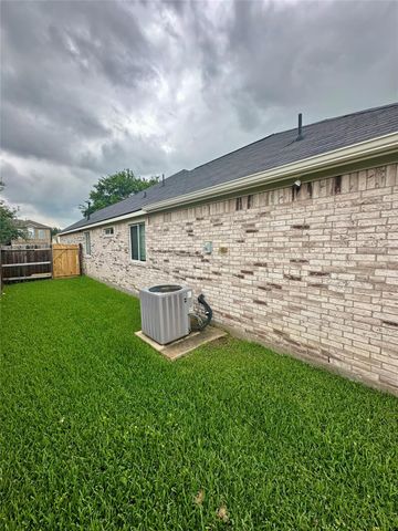 1039 N Teal Estates Circle, Fresno, TX 77545