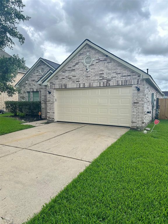 1039 N Teal Estates Circle, Fresno, TX 77545