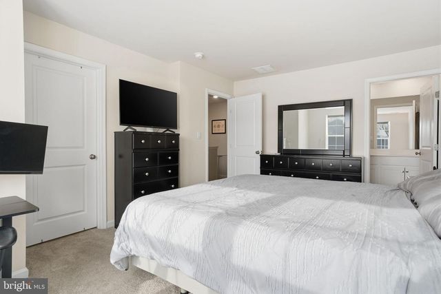 975 STILL WATERS LN, Pennsburg, PA 18073