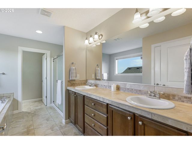3614 Nw 24TH Cir, Camas, WA 98607