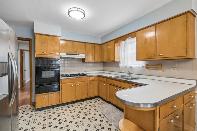 4916 N Rutherford Avenue, Chicago, IL 60656