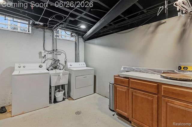 31469 Newport Drive, Warren, MI 48088