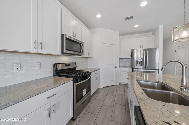 14020 E Golden Oaks Road, Vail, AZ 85641