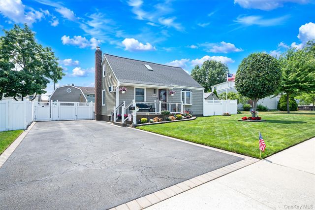 7 Farmedge Road, Bethpage, NY 11714