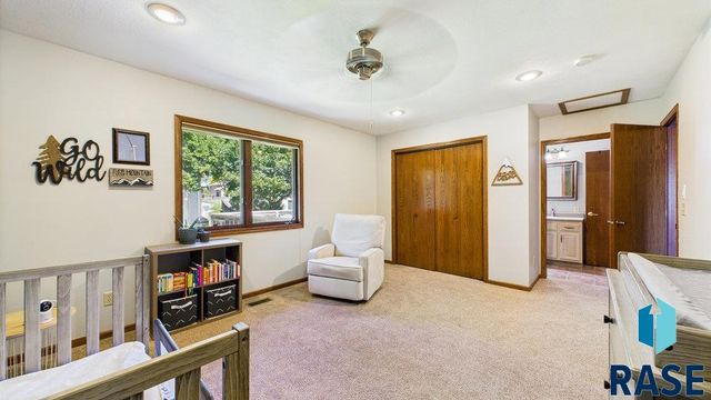 1605 S Aberdeen Ave, Sioux Falls, SD 57106
