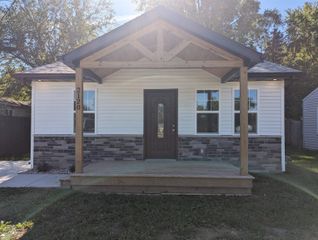 2120 Parkwood Avenue, Burton, MI 48529