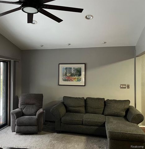 40430 Shakespeare Drive, Sterling Heights, MI 48313