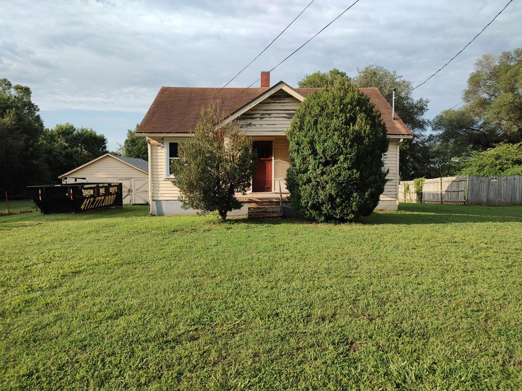 904 East Locust Street, Bolivar, MO 65613