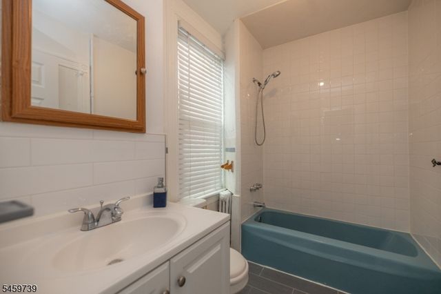 257 Franklin St, Elizabeth City, NJ 07206