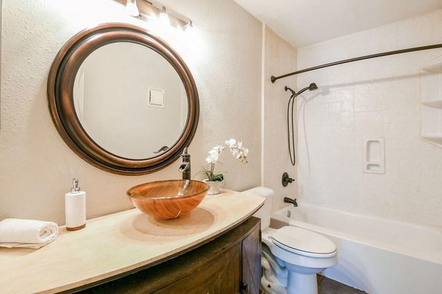 9700 Leawood Boulevard 311, Houston, TX 77099