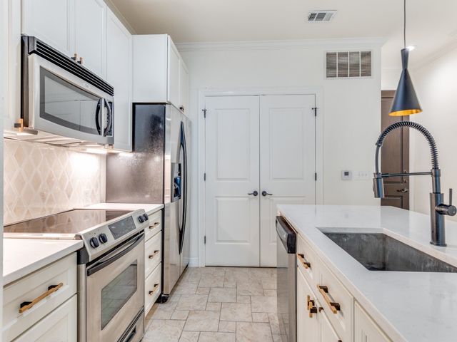 8616 Turtle Creek Boulevard 200, Dallas, TX 75225