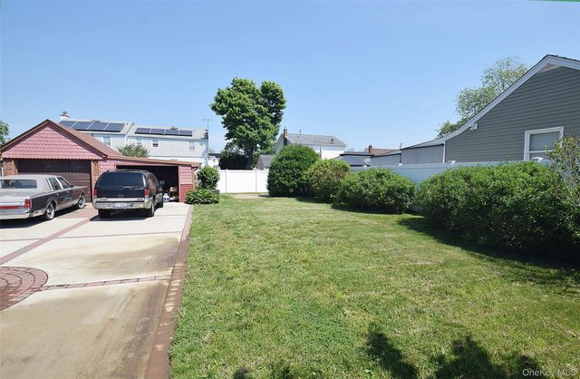 25 Kensington Court, Copiague, NY 11726