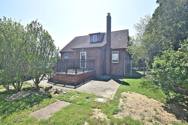 25 Kensington Court, Copiague, NY 11726