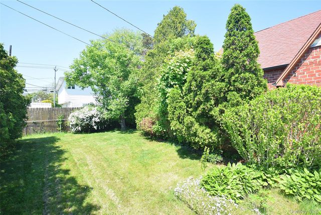 25 Kensington Court, Copiague, NY 11726