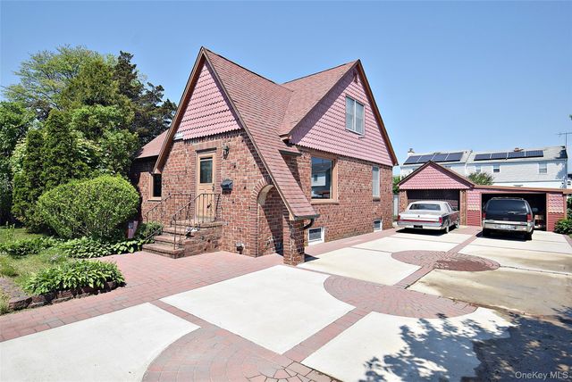 25 Kensington Court, Copiague, NY 11726