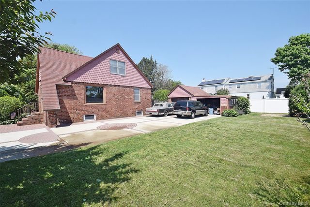 25 Kensington Court, Copiague, NY 11726