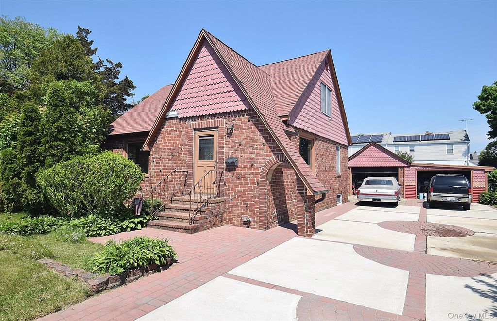 25 Kensington Court, Copiague, NY 11726