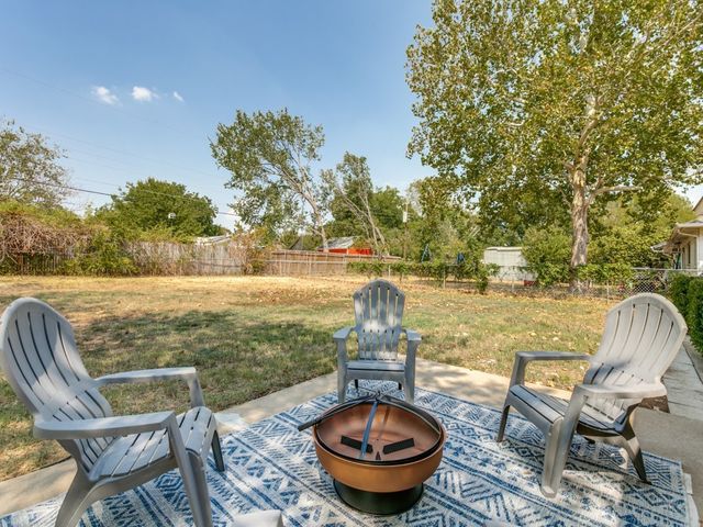 752 Oakwood Avenue, Hurst, TX 76053
