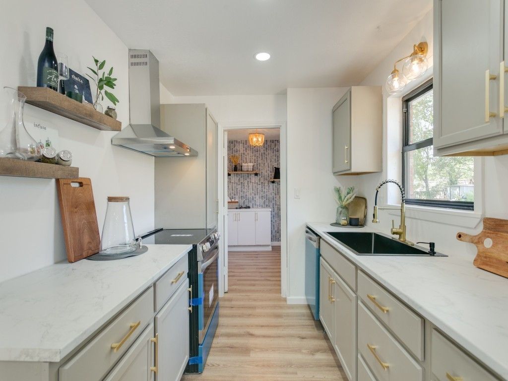 752 Oakwood Avenue, Hurst, TX 76053