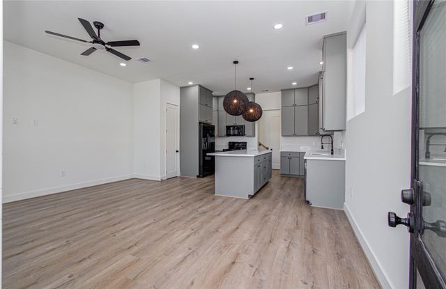 4605 Edison Street B, Houston, TX 77009