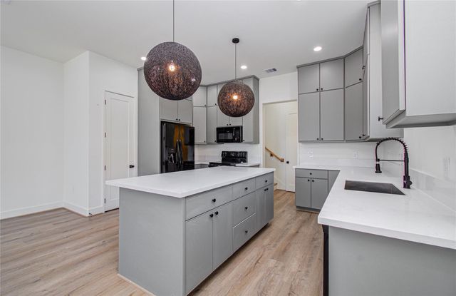 4605 Edison Street B, Houston, TX 77009