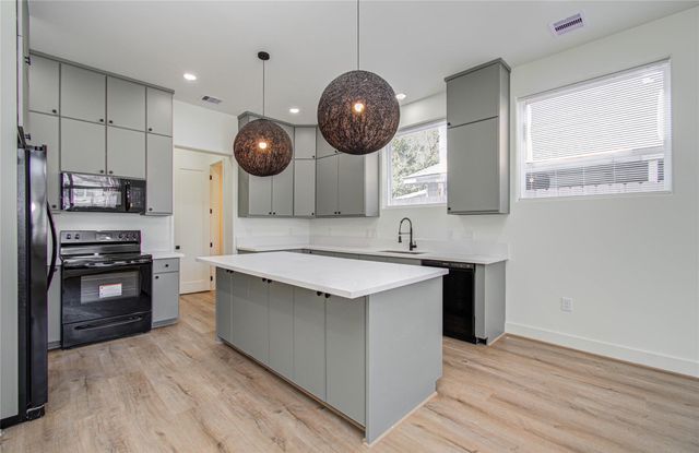 4605 Edison Street B, Houston, TX 77009