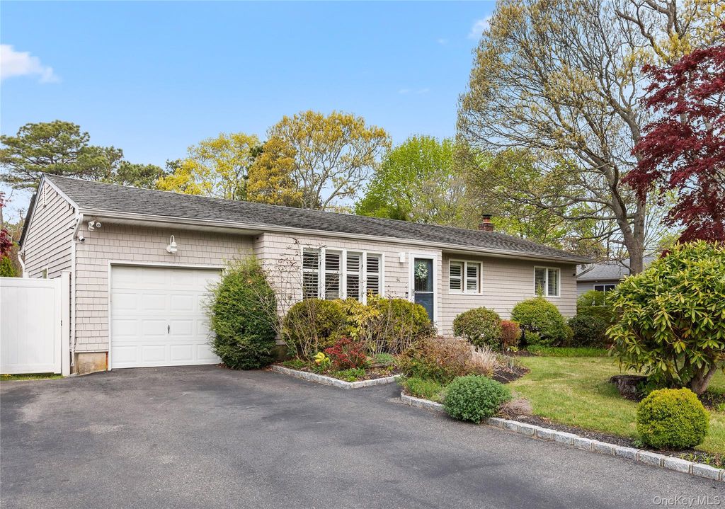 44 Maple Avenue, Bellport, NY 11713