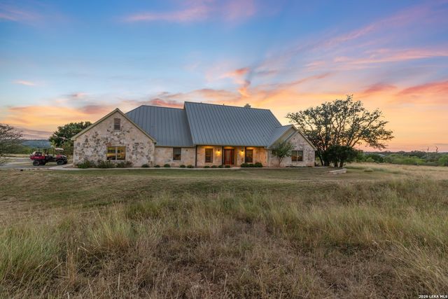 647 Funf Kinder Rd, Fredericksburg, TX 78624