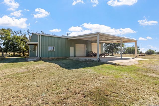 647 Funf Kinder Rd, Fredericksburg, TX 78624