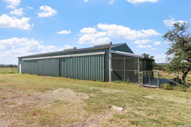 647 Funf Kinder Rd, Fredericksburg, TX 78624