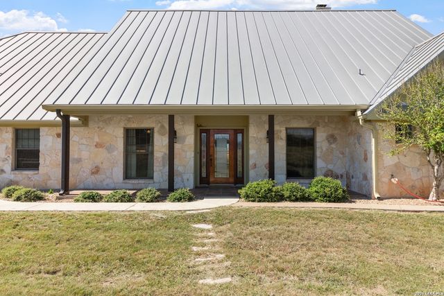 647 Funf Kinder Rd, Fredericksburg, TX 78624