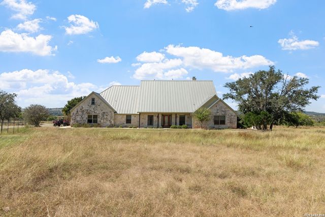 647 Funf Kinder Rd, Fredericksburg, TX 78624