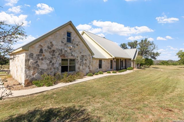 647 Funf Kinder Rd, Fredericksburg, TX 78624