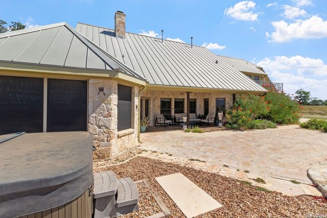 647 Funf Kinder Rd, Fredericksburg, TX 78624