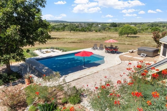 647 Funf Kinder Rd, Fredericksburg, TX 78624