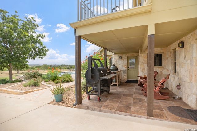 647 Funf Kinder Rd, Fredericksburg, TX 78624