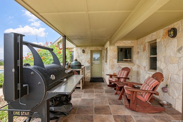 647 Funf Kinder Rd, Fredericksburg, TX 78624