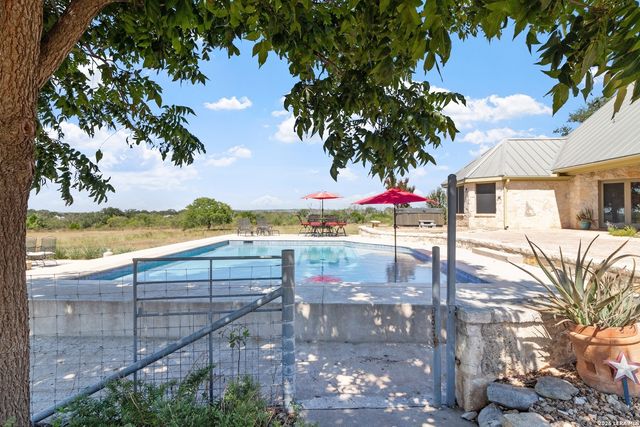 647 Funf Kinder Rd, Fredericksburg, TX 78624