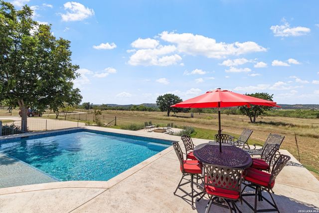 647 Funf Kinder Rd, Fredericksburg, TX 78624