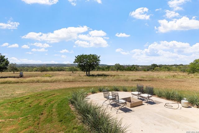 647 Funf Kinder Rd, Fredericksburg, TX 78624