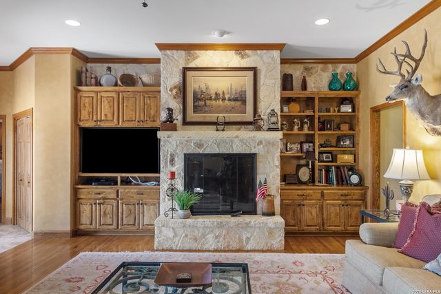 647 Funf Kinder Rd, Fredericksburg, TX 78624