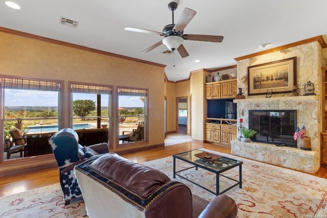 647 Funf Kinder Rd, Fredericksburg, TX 78624