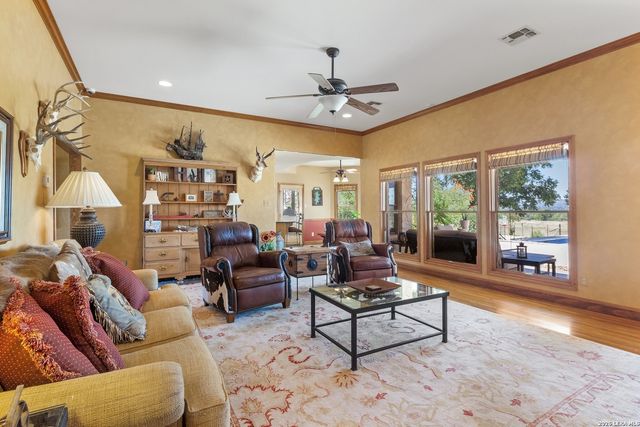 647 Funf Kinder Rd, Fredericksburg, TX 78624