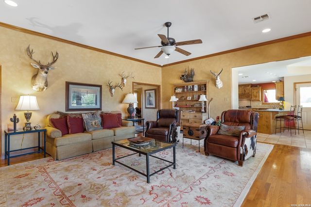 647 Funf Kinder Rd, Fredericksburg, TX 78624