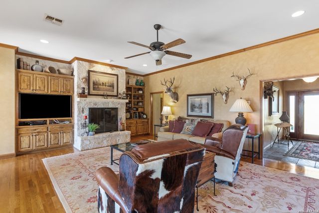 647 Funf Kinder Rd, Fredericksburg, TX 78624