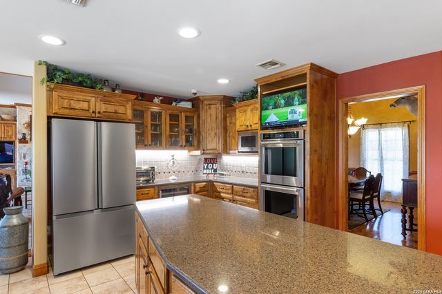 647 Funf Kinder Rd, Fredericksburg, TX 78624