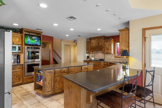 647 Funf Kinder Rd, Fredericksburg, TX 78624