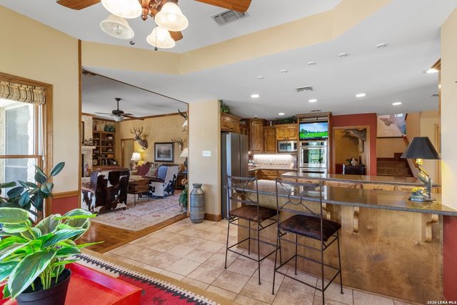 647 Funf Kinder Rd, Fredericksburg, TX 78624