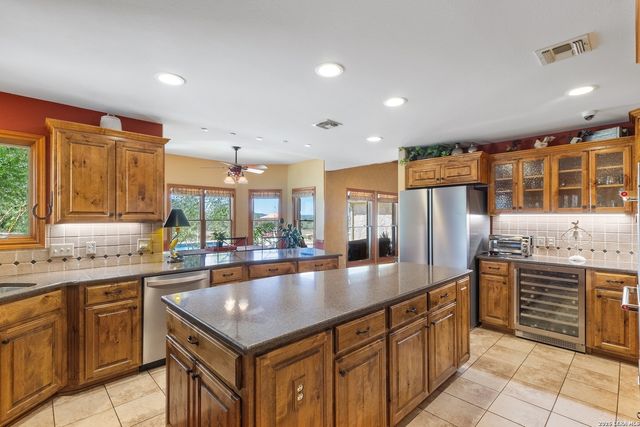 647 Funf Kinder Rd, Fredericksburg, TX 78624