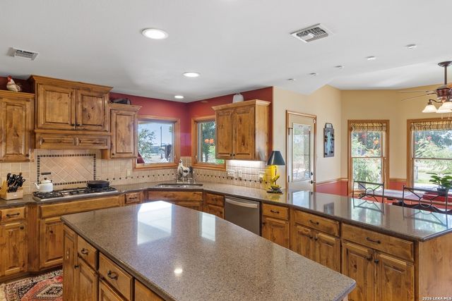 647 Funf Kinder Rd, Fredericksburg, TX 78624